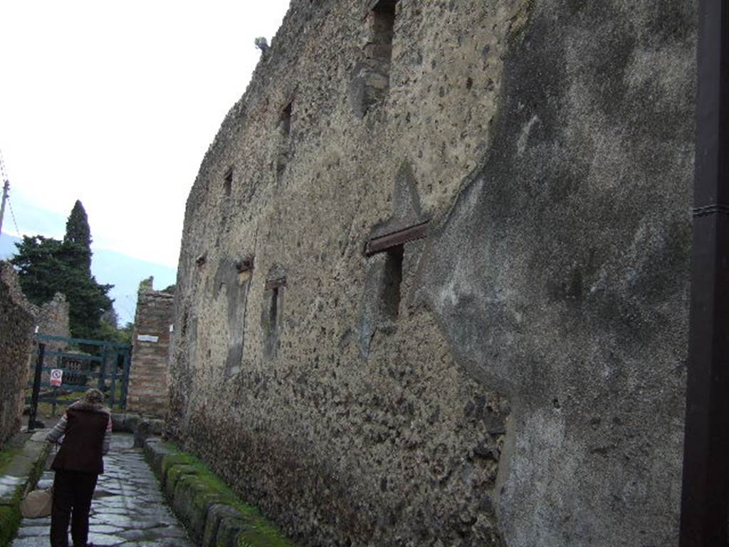 I.4.28 Pompeii. December 2005. Exterior side wall on Vicolo del Citarista.