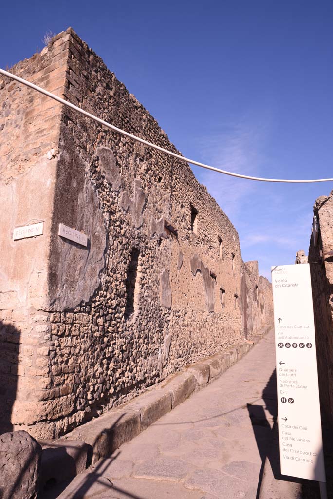 I.4.28 Pompeii. October 2019. 
Looking towards exterior side wall in Vicolo del Citarista at south end near junction with Vicolo del Menandro.
Foto Tobias Busen, ERC Grant 681269 DCOR.

