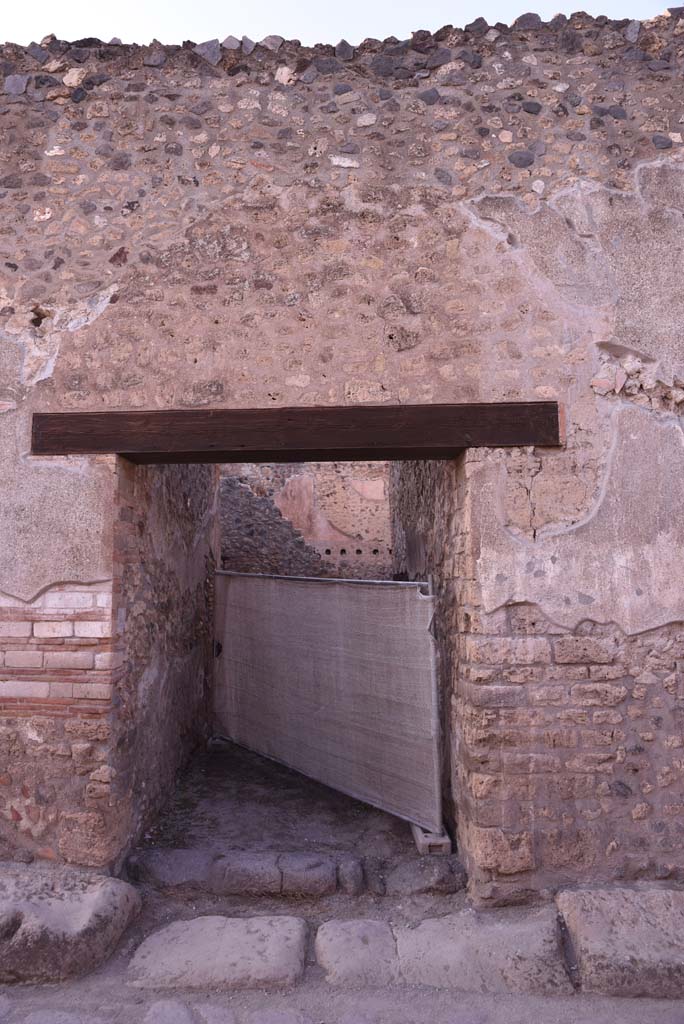 I.4.28 Pompeii. October 2019. Entrance doorway, looking north. 
Foto Tobias Busen, ERC Grant 681269 DCOR.
