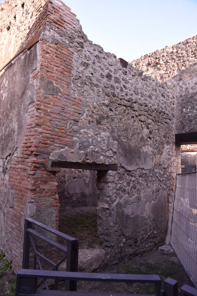 I.4.28 Pompeii. October 2019. 
Entrance corridor/fauces 28, looking towards east wall with doorway into room 29.
Foto Tobias Busen, ERC Grant 681269 DCOR.

