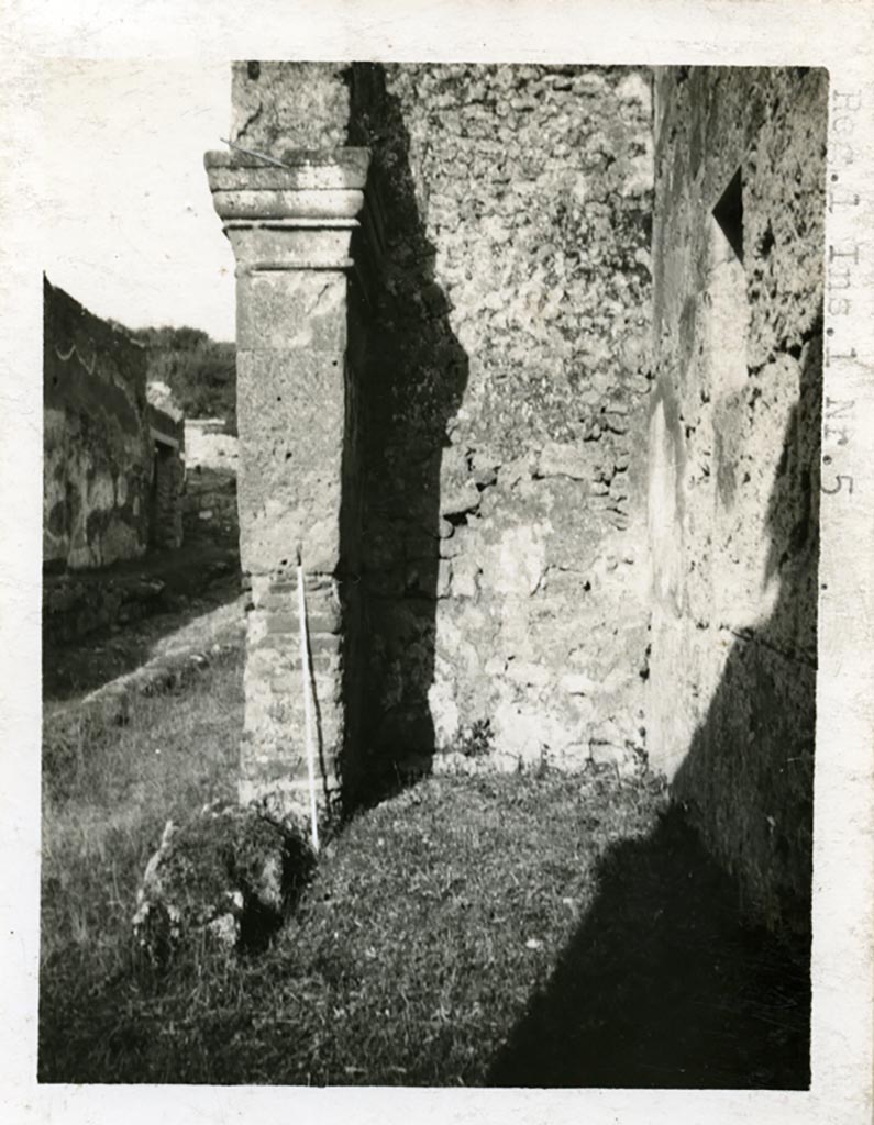 I.5.1 Pompeii, but shown as I.1.5 on photo. Pre-1937-39. Looking east towards left end of portico.
Photo courtesy of American Academy in Rome, Photographic Archive. Warsher collection no. 1202.
