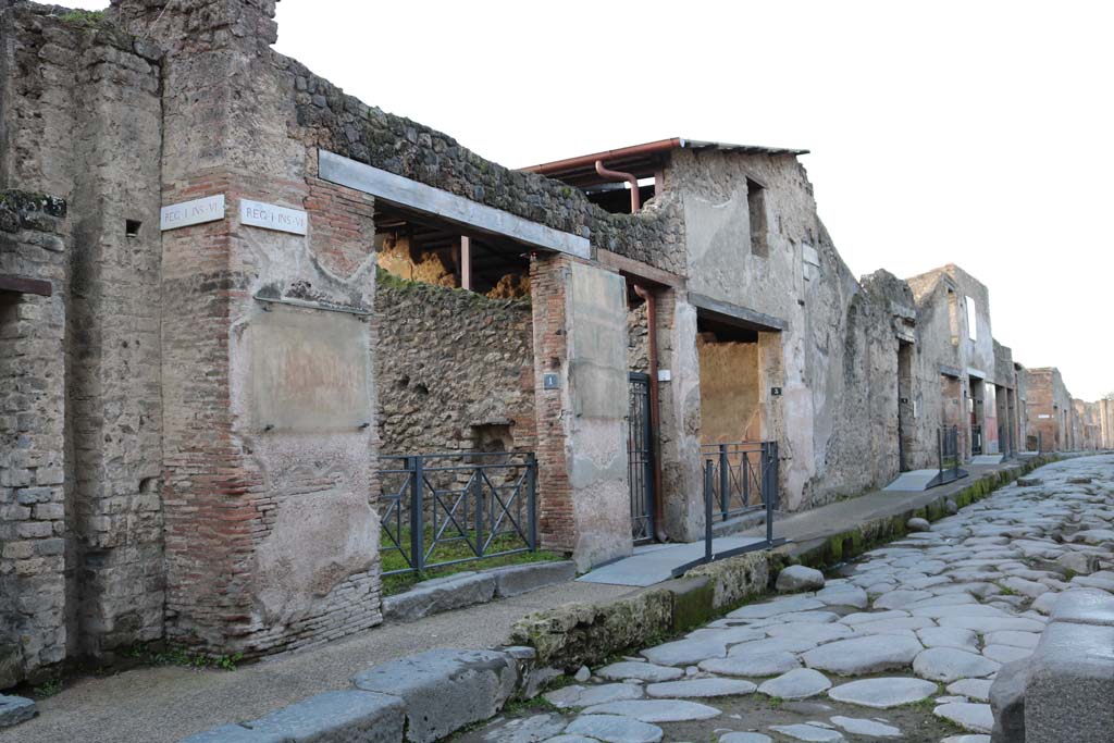 I.6.1 Pompeii. December 2018. 
Looking west on south side of Via dell’Abbondanza, between I.6.1 and I.6.12. Photo courtesy of Aude Durand.

