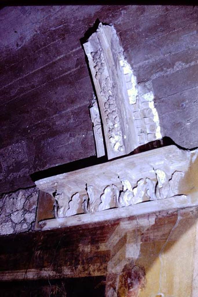 I.6.2 Pompeii, 1968. Cornice at west end of south wall of oecus. Frame with a frieze of bulls' heads with wings of acanthus leaves. Archway with garland with fruit, edged by a band with flowers and palms and with plates between shelves.
Photo by Stanley A. Jashemski.
Source: The Wilhelmina and Stanley A. Jashemski archive in the University of Maryland Library, Special Collections (See collection page) and made available under the Creative Commons Attribution-Non Commercial License v.4. See Licence and use details.
J68f0531