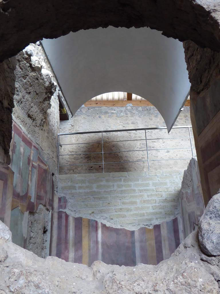 I.6.2 Pompeii. September 2017. 
Looking east towards reconstruction of the idea of a vaulted ceiling, through circular window into frigidarium. 
Foto Annette Haug, ERC Grant 681269 DÉCOR.
