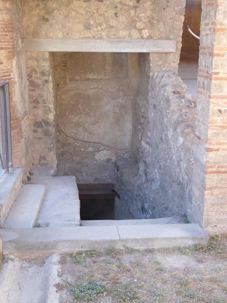 I.6.2 Pompeii. September 2017. Steps down to cryptoporticus. 
Foto Annette Haug, ERC Grant 681269 DÉCOR.

