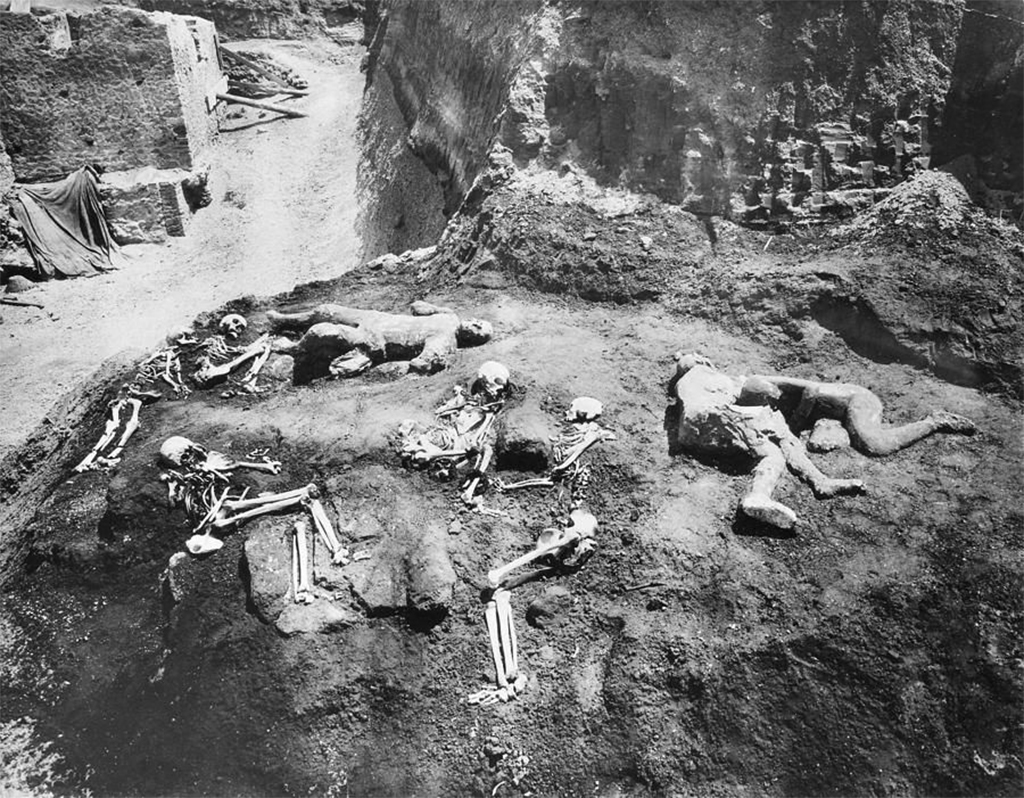 I.6.2 Pompeii. Skeletons and 3 plaster casts excavated from above the garden area in June and July 1914.
See Notizie degli Scavi di Antichità, 1914, p. 260, fig. 4.
