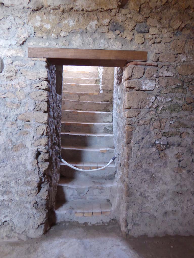 I.6.2 Pompeii. September 2017. Steps up to small garden area on south side of atrium. 
Foto Annette Haug, ERC Grant 681269 DÉCOR.
