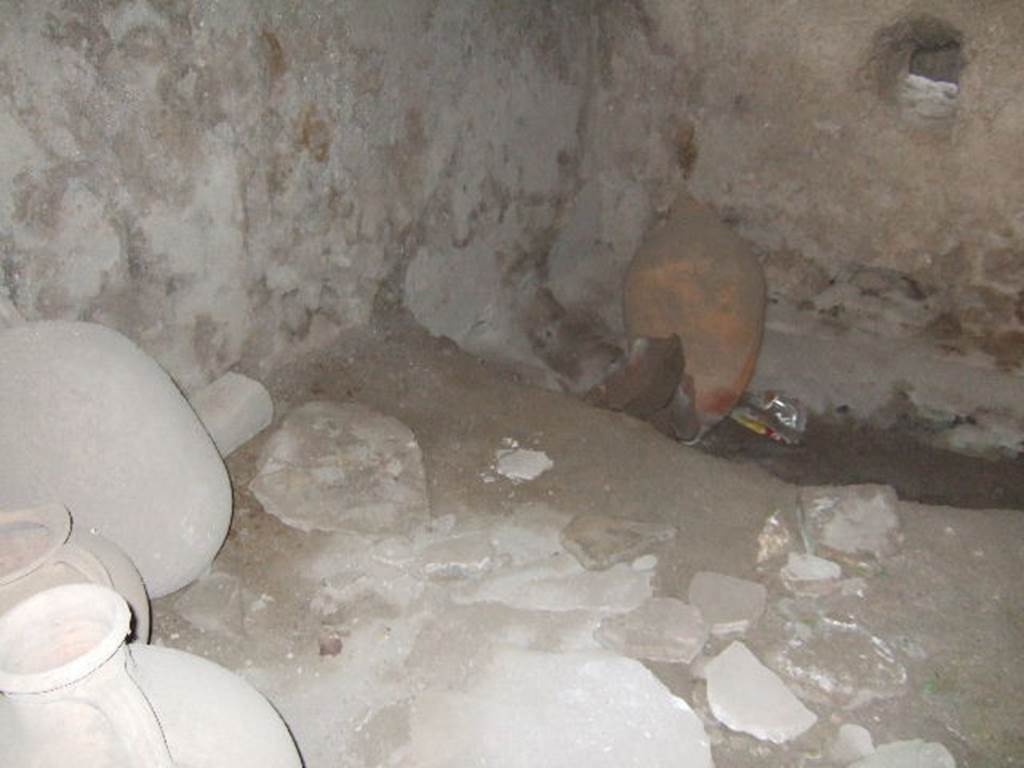 I.6.2 Pompeii. May 2006. Amphorae in caldarium.  