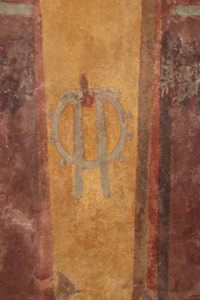 I.6.2 Pompeii. September 2019. Detail from painted decoration from north end of west wall of east wing.
Photo courtesy of Klaus Heese.
