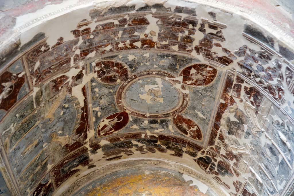 I.6.4 Pompeii. December 2021. Room 16, sacellum, detail of vaulted ceiling. Photo courtesy of Johannes Eber.