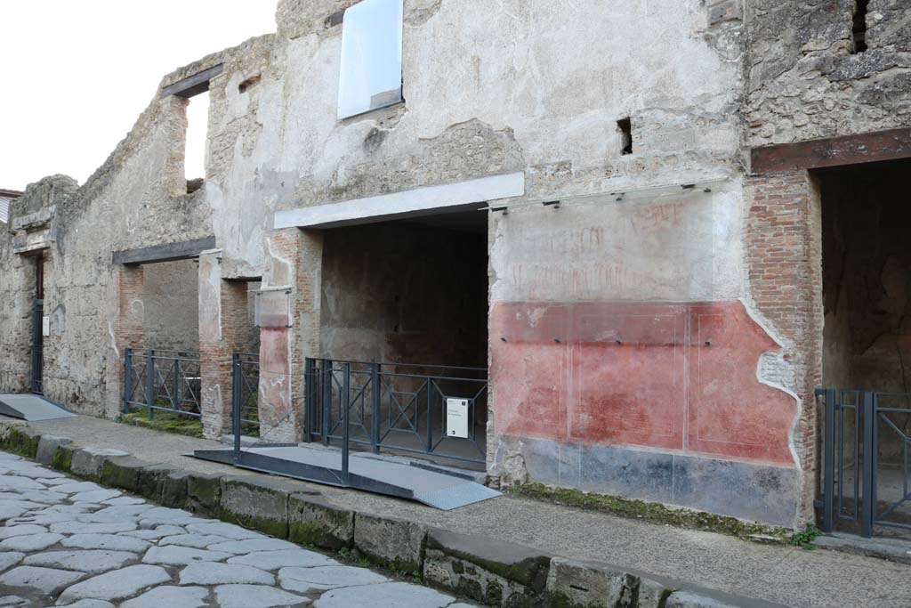 I.6.4, on left, followed by I.6.5, I.6.6, and I.6.7 in centre, with graffiti on right of doorway. December 2018. Photo courtesy of Aude Durand