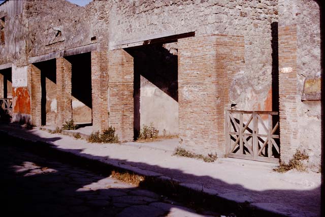 I.6.7 Pompeii, on left. 1964. South side of Via dell’Abbondanza, showing graffiti on west side of entrance doorway, on the left.  Photo by Stanley A. Jashemski.
Source: The Wilhelmina and Stanley A. Jashemski archive in the University of Maryland Library, Special Collections (See collection page) and made available under the Creative Commons Attribution-Non Commercial License v.4. See Licence and use details.
J64f1734
