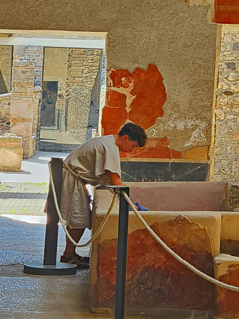 Pompeii. 8th June 2024. Atrium, with slave washing clothes in tub/basin. Photo courtesy of Giuseppe Ciaramella.
Historical reconstruction entitled L’altra Pompei prende vita (The other Pompeii comes to life).

