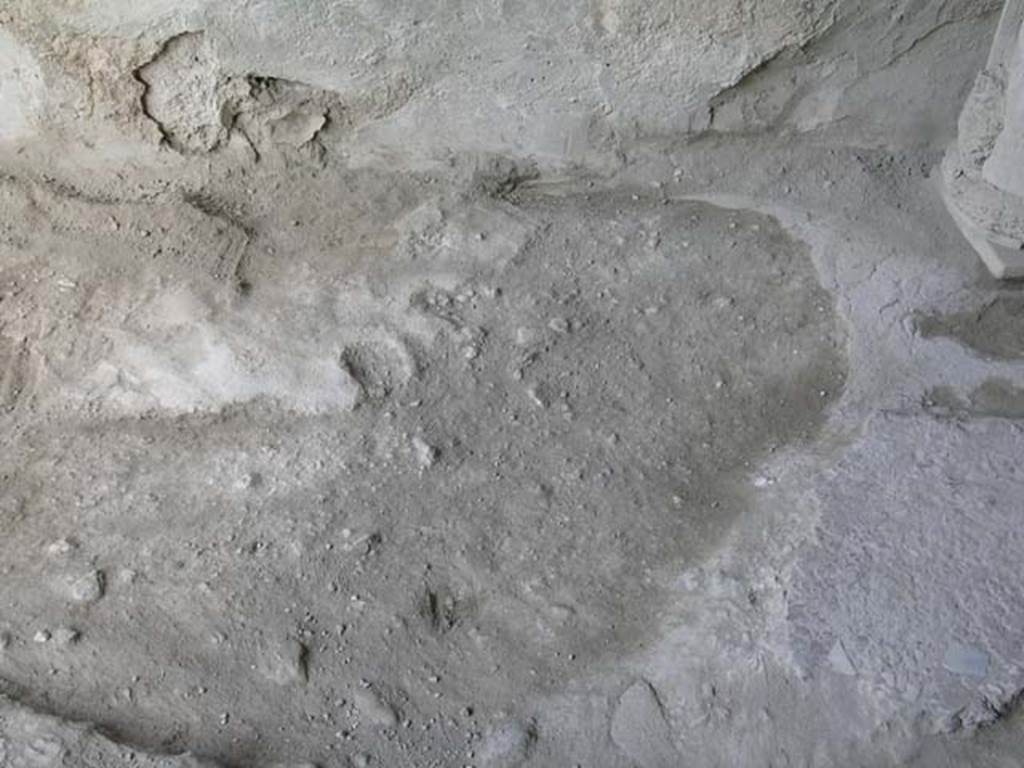 I.6.7 Pompeii. June 2005. Flooring near edge of lower part of east wall in vestibule. Photo courtesy of Nicolas Monteix.