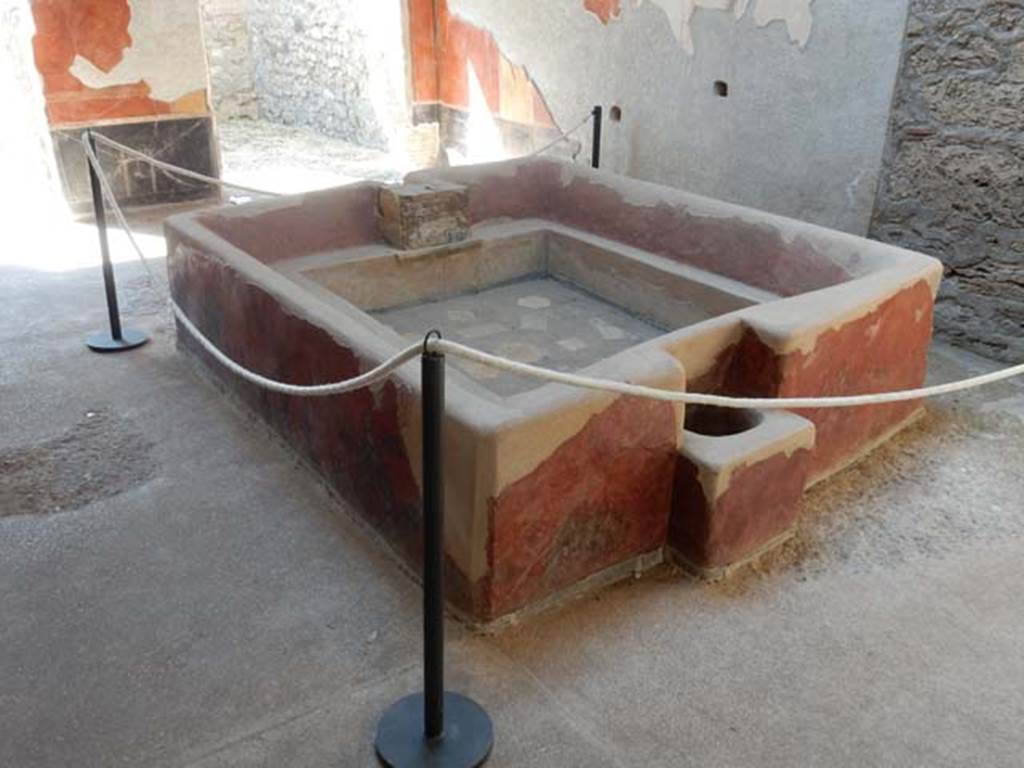 I.6.7 Pompeii. May 2016. Looking south-west across impluvium in atrium. Photo courtesy of Buzz Ferebee.