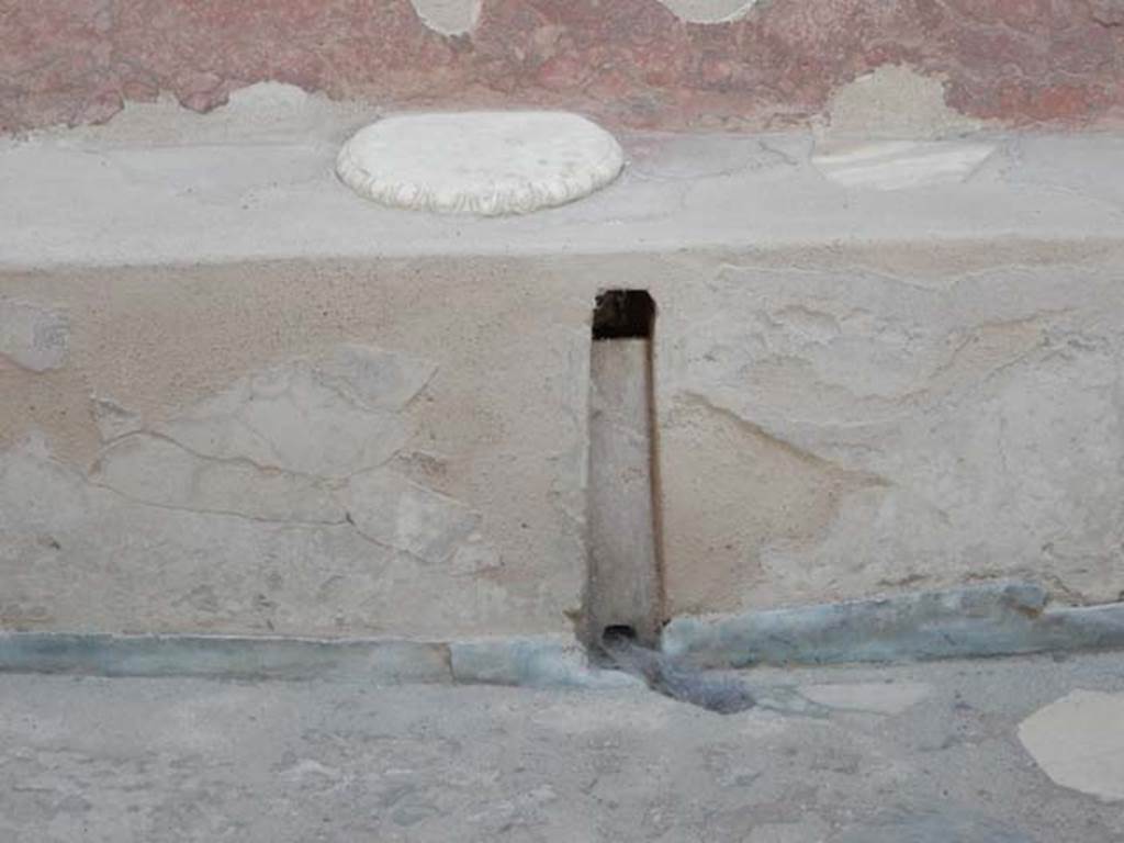 I.6.7 Pompeii. May 2016. Detail from north end of impluvium/vat. Photo courtesy of Buzz Ferebee.