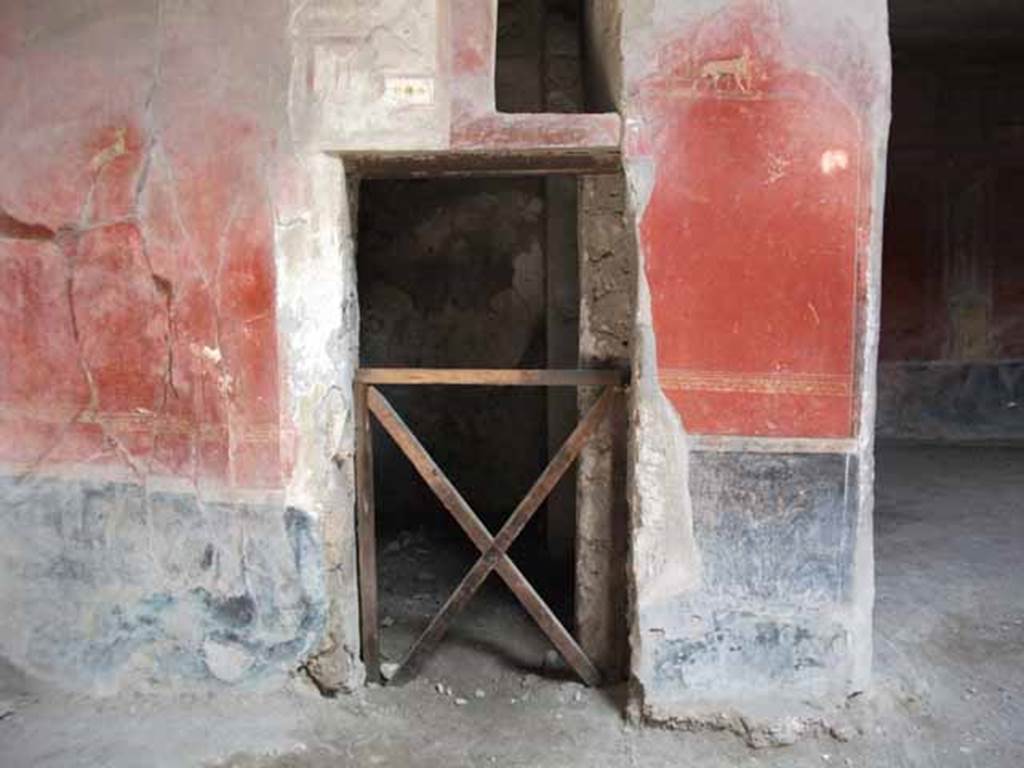 I.6.7 Pompeii. May 2010. Doorway to room on east wall of atrium, with small window above.