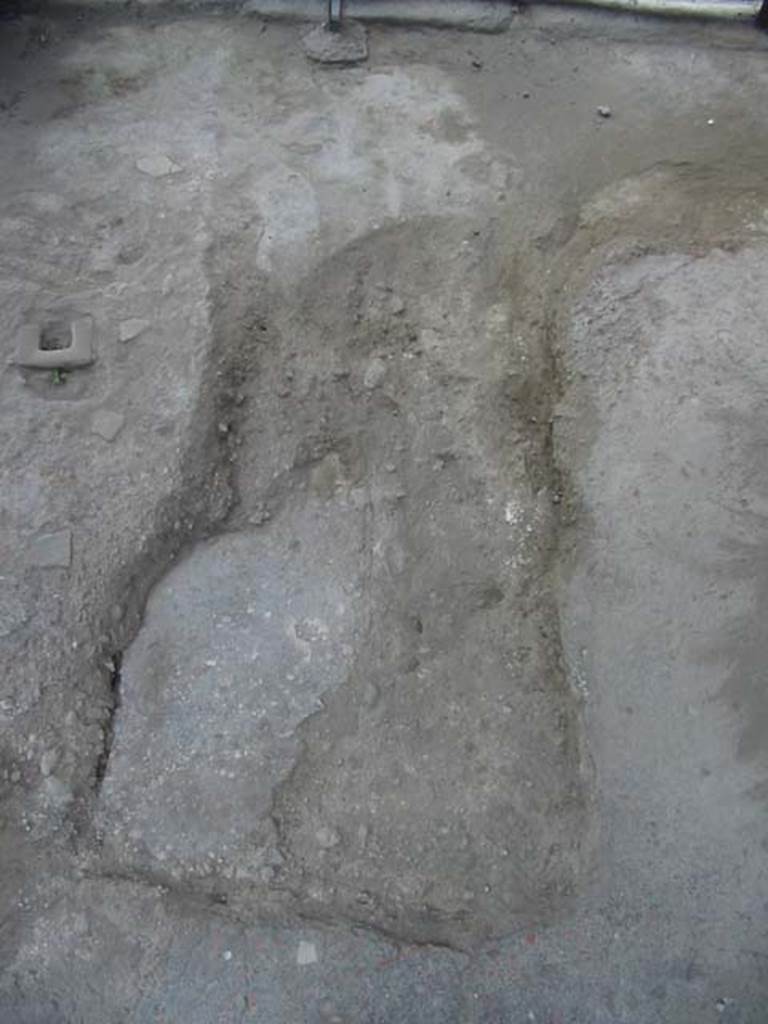 I.6.9 Pompeii. June 2006. Looking north across shop-room floor. Photo courtesy of Nicolas Monteix.

