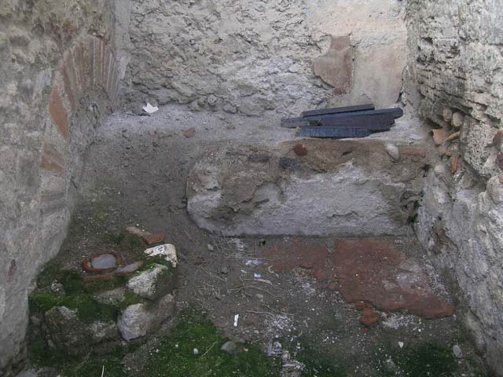 I.6.9 Pompeii. October 2004. Photo at rear. Photo courtesy of Nicolas Monteix.