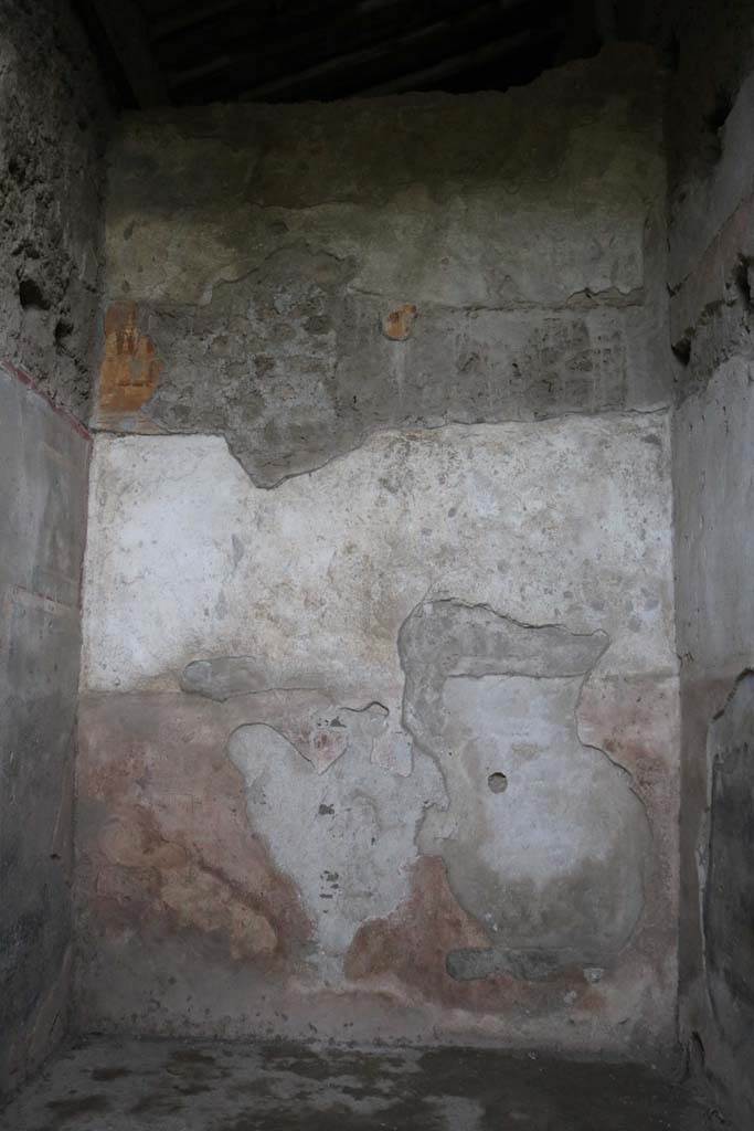 I.6.10 Pompeii. December 2018. 
Looking towards south wall of rear room. Photo courtesy of Aude Durand.
