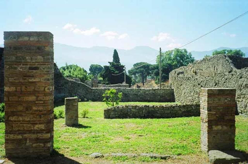I.6.11 Pompeii. June 2010. Looking south across peristyle garden. Photo courtesy of Rick Bauer.