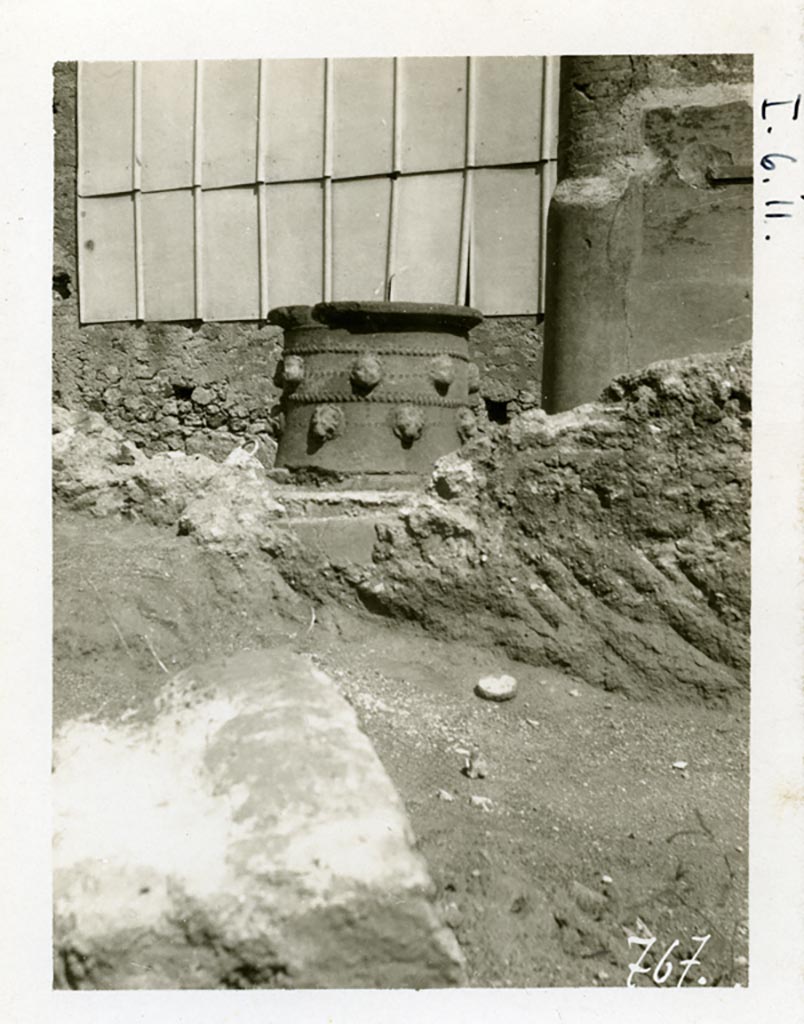 I.6.11 Pompeii, according to Warsher. Pre-1937-39. Puteal.
Photo courtesy of American Academy in Rome, Photographic Archive. Warsher collection no. 767.
(although the puteal is the same as can be seen in the impluvium in atrium, the background to this photo could also be from I.6.2).
