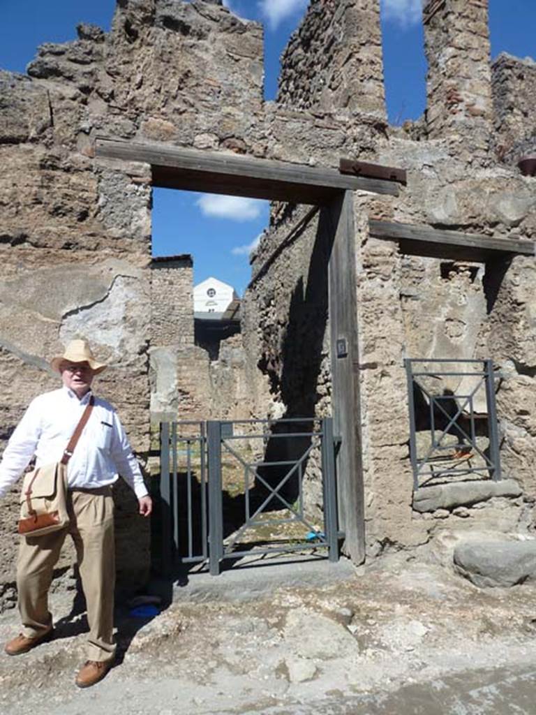 I.6.13 on left, and I.6.14 on right. September 2015. Looking north to entrance doorways on Vicolo del Menandro.
