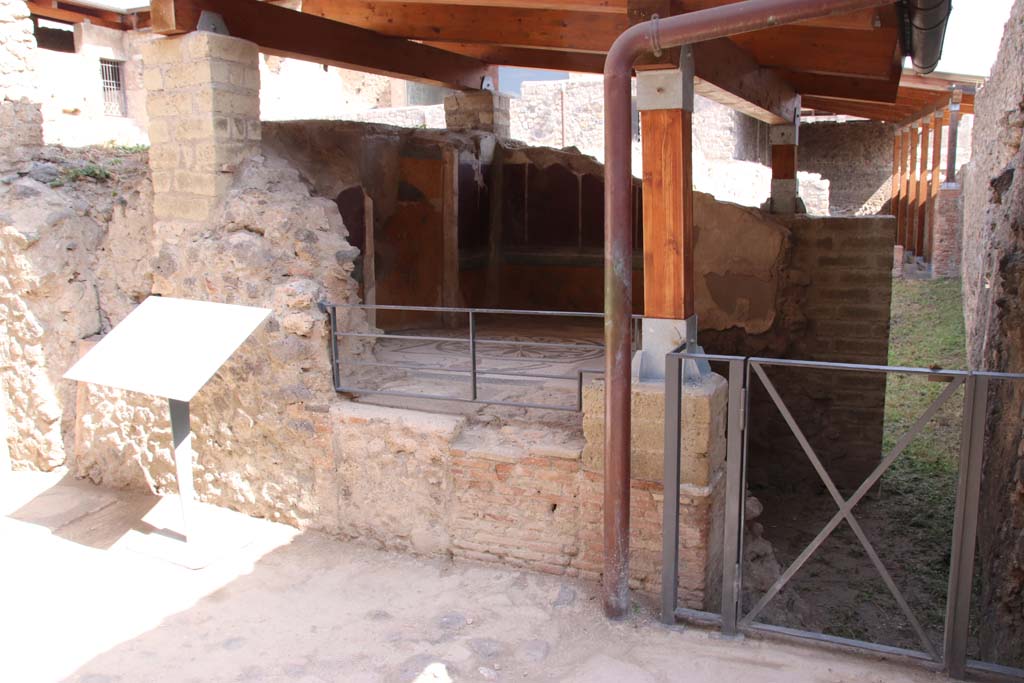I.6.16 Pompeii. September 2019. Looking towards east side of entrance from roadway. Photo courtesy of Klaus Heese.