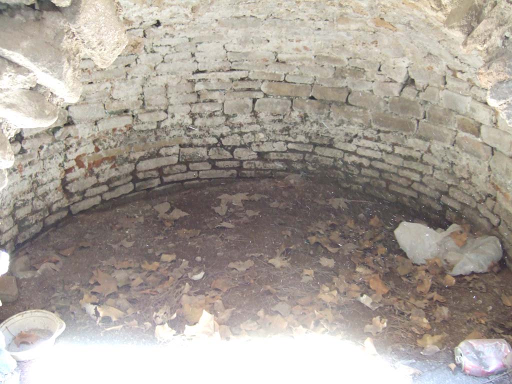 I.6.16 Pompeii. May 2006. View under calidarium floor, from rear entrance.