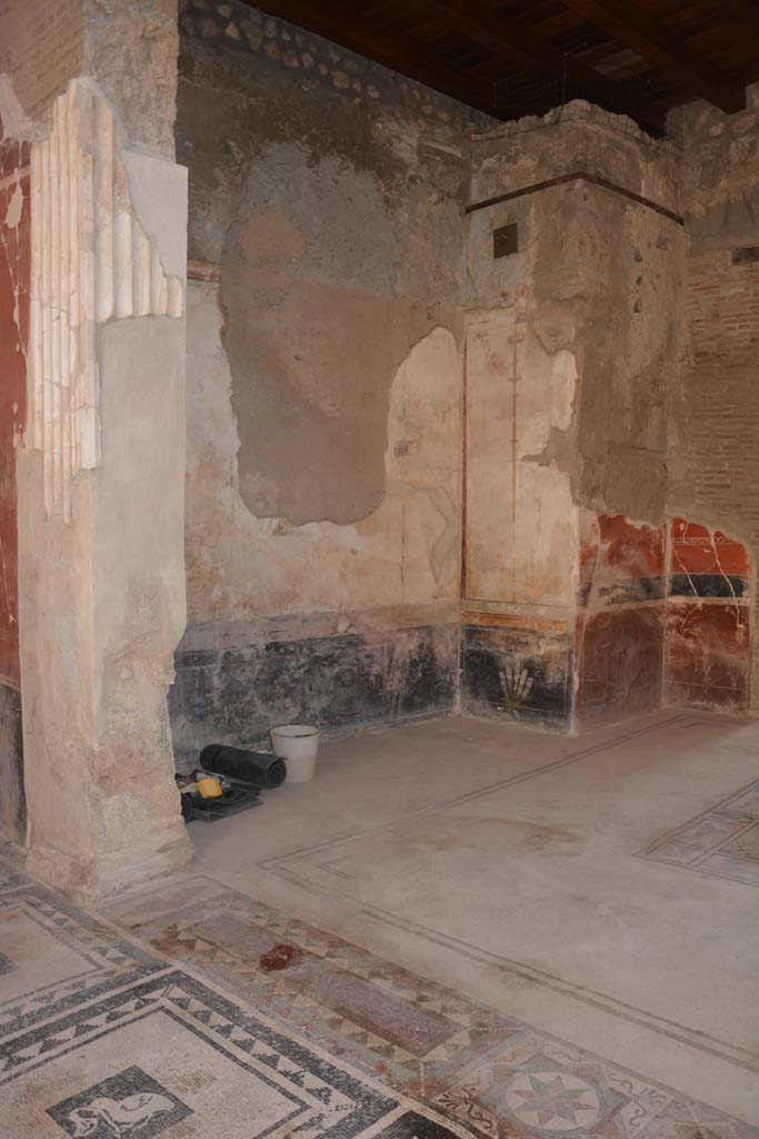 I.7.1 Pompeii. October 2019. 
Looking south-east from atrium towards recess in east wall of tablinum.
Foto Annette Haug, ERC Grant 681269 DCOR.

