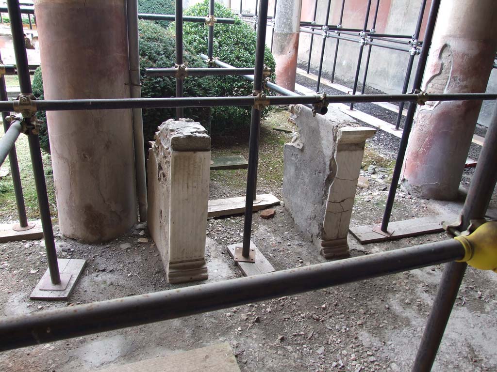 I.7.1 Pompeii. December 2006. Remains of table in peristyle.