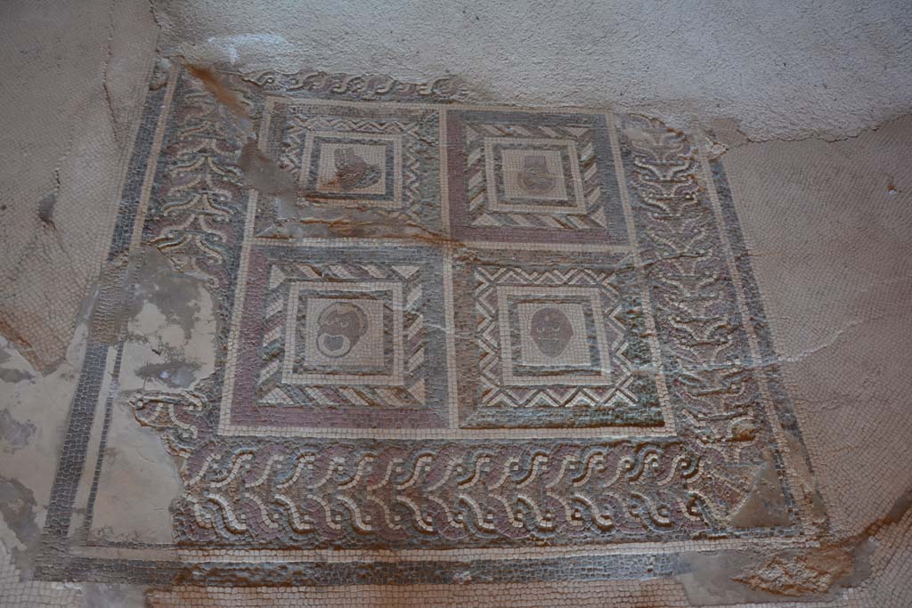 I.7.1 Pompeii. October 2019. Detail of mosaic emblema in oecus, looking north.
Foto Annette Haug, ERC Grant 681269 DÉCOR.
