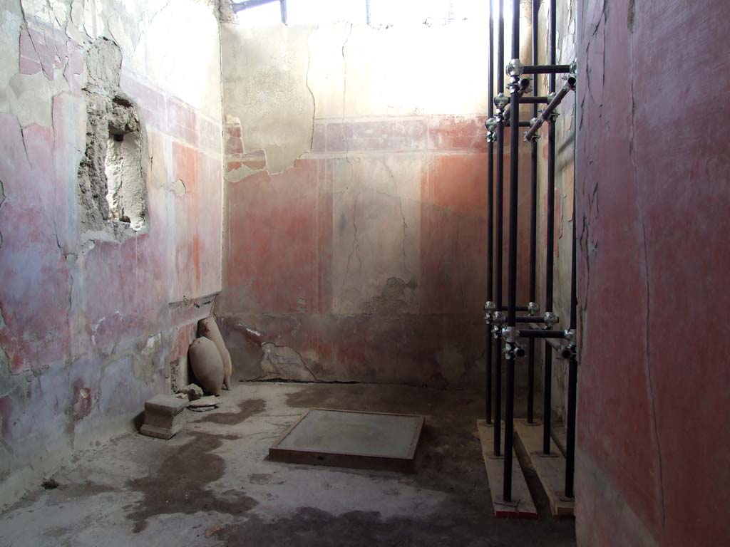 I.7.1 Pompeii. December 2006. East end of triclinium on north side of peristyle. 