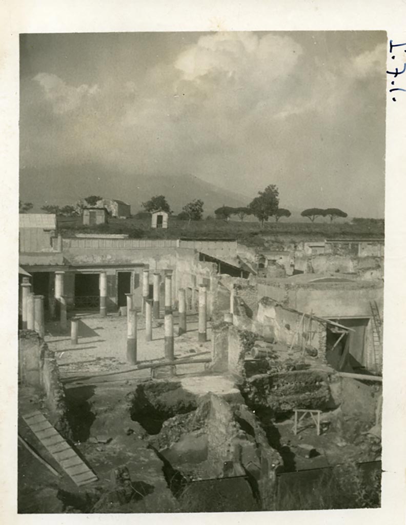 I.7.1 Pompeii. Pre-1937-39. Looking north across peristyle, and rooms at rear.
Photo courtesy of American Academy in Rome, Photographic Archive. Warsher collection no. 546.
