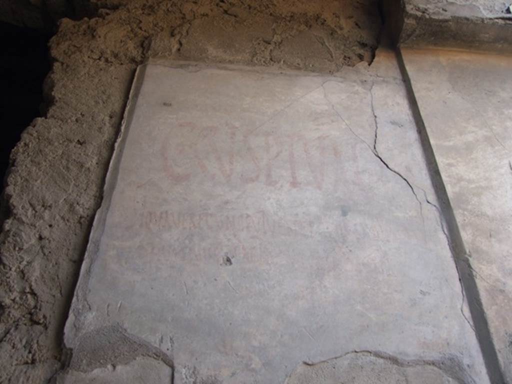 I.7.1 Pompeii. December 2007. Painted graffiti on west side of vestibule.
According to Della Corte, CIL IV 7201 was found on the right (west) wall of the vestibule - C. Cuspium Pansa aed(ilem).
Si qua verecunde viventi gloria est, Huic Iuveni debet gloria digna dari  [CIL IV 7201].  See Della Corte, M., 1965.  Case ed Abitanti di Pompei. Napoli: Fausto Fiorentino. (p. 310)

