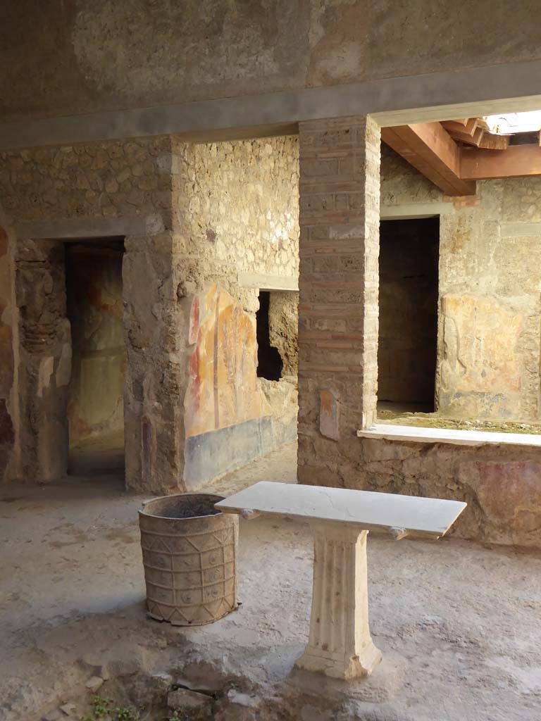 I.7.3 Pompeii. September 2017.
South-east corner and south side of atrium with doorway to cubiculum, on left, and doorway and window to garden area, centre and right.
Foto Annette Haug, ERC Grant 681269 DÉCOR