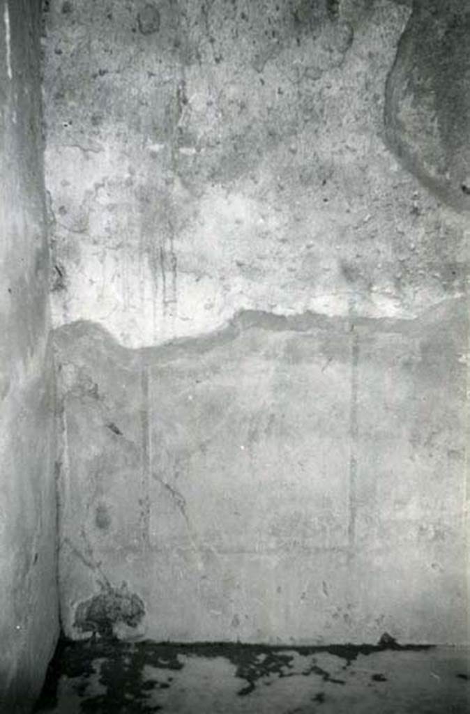 I.7.3 Pompeii. 1972. Domus of M. Fabius Amandus, room in SE of court, W wall, to show pick marks under 2nd style.
Photo courtesy of Anne Laidlaw.
American Academy in Rome, Photographic Archive. Laidlaw collection _P_72_13_7.