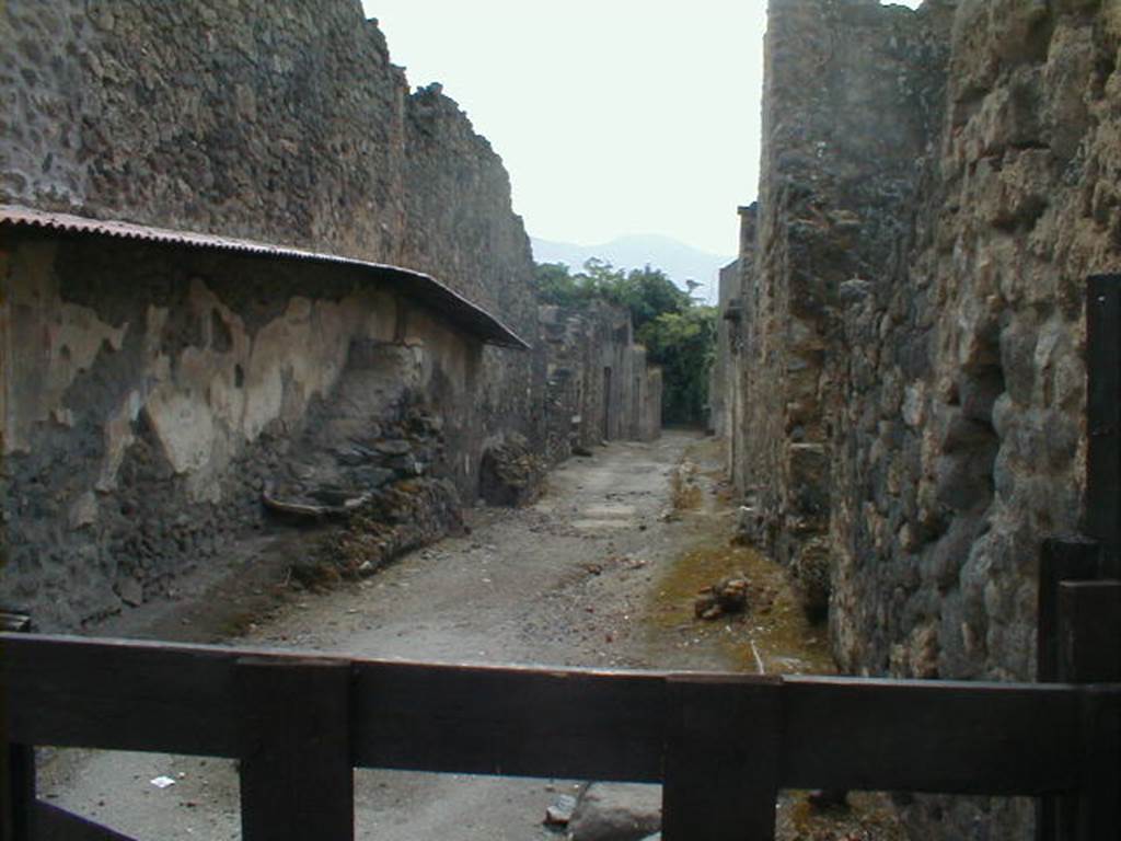 I.8 Pompeii. Vicolo dell’Efebo looking south. Side wall of I.7.8 and I.7.9
