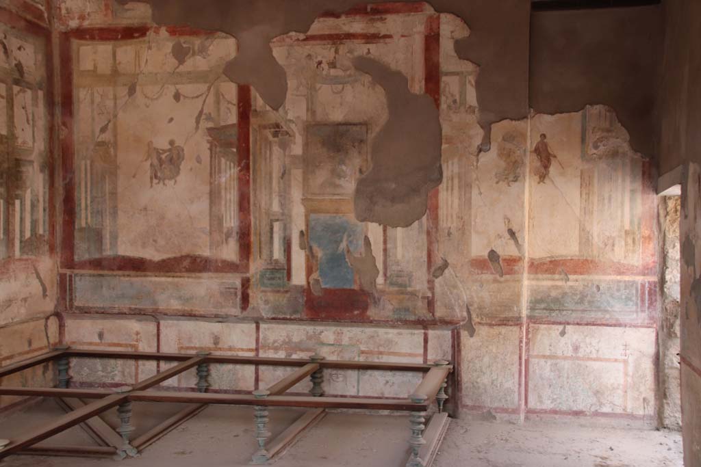 I.7.11 Pompeii. September 2021. Looking towards north wall of triclinium. Photo courtesy of Klaus Heese.