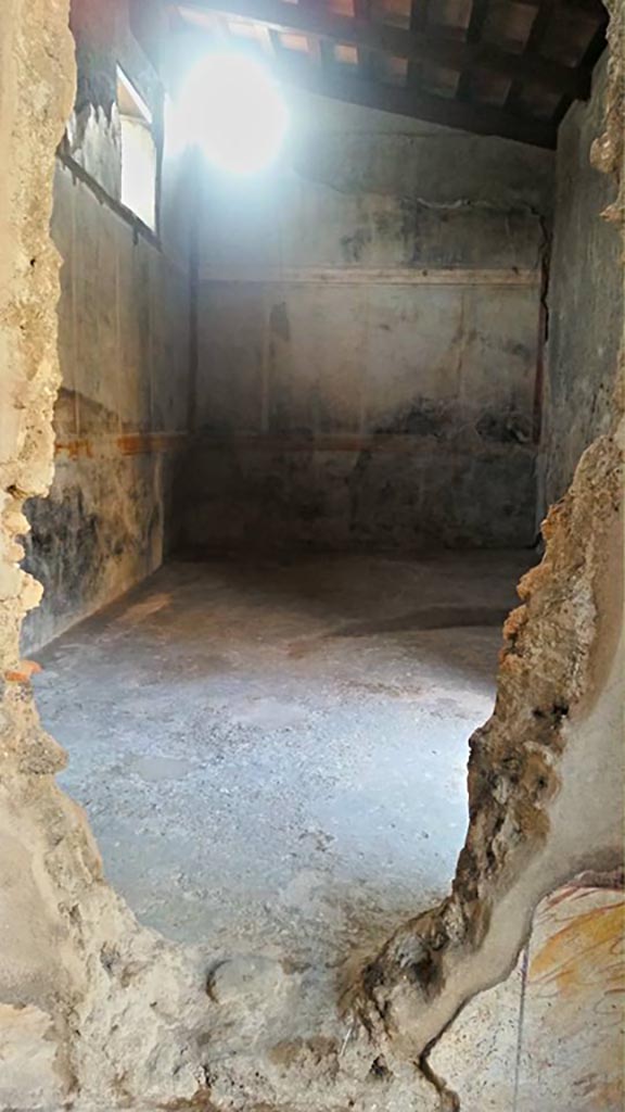 I.7.11 Pompeii. 2015/2016. 
Looking through hole in south wall of cubiculum, into triclinium. Photo courtesy of Giuseppe Ciaramella.  

