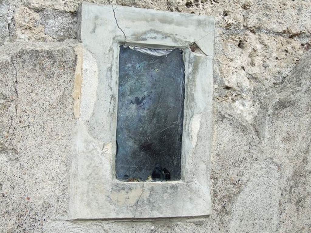 I.7.11 Pompeii. December 2006. Wall plaque in east wall of atrium, between the doorways of rooms to east of atrium. According to PPP, this was an obsidian mirror.
See Bragantini, de Vos, Badoni, 1981. Pitture e Pavimenti di Pompei, Parte 1. Rome: ICCD. (p.61, 10711A201)
According to PPM, the obsidian rectangular mirror was inserted in a cornice of finished plaster.

