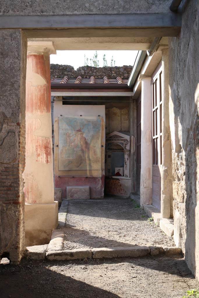 I.7.12 Pompeii. December 2018. 
Looking west from entrance towards area of the west wall of the north portico (with niche).
On the left from the north portico is the garden area with summer triclinium.
On the right from the north portico is the area of the house seen in I.7.11 and I.7.10.
Photo courtesy of Aude Durand.
