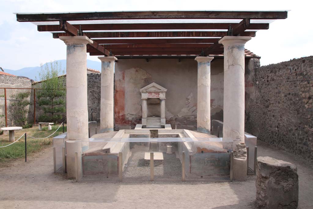 I.7.12 Pompeii. September 2021. Looking south across triclinium in garden area. Photo courtesy of Klaus Heese.