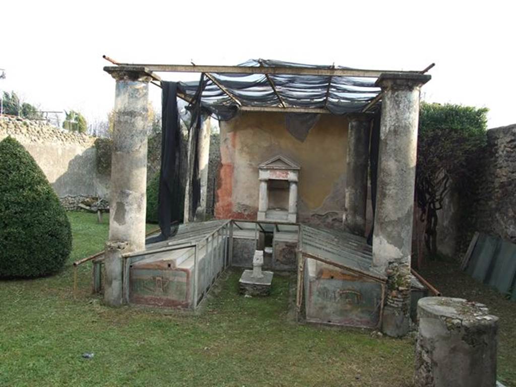 I.7.12 Pompeii. December 2006. Looking south across garden area.
Pergola, summer triclinium and nymphaeum against south wall.
