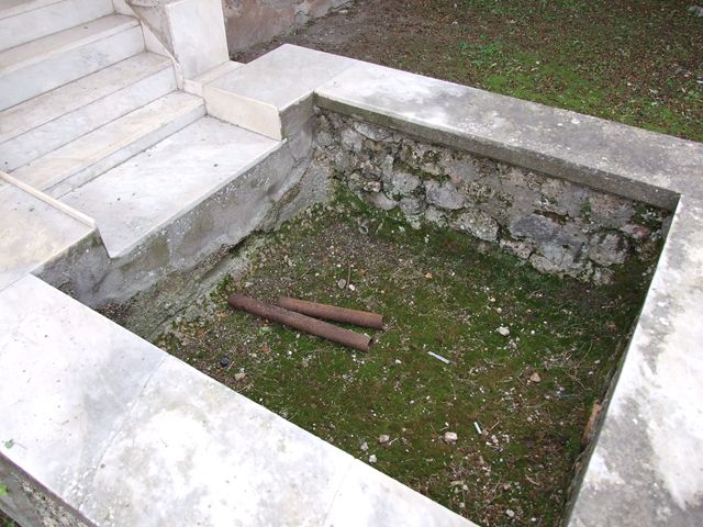 I.7.12 Pompeii. May 2017. South wall of garden area on west of nymphaeum. Photo courtesy of Buzz Ferebee.
