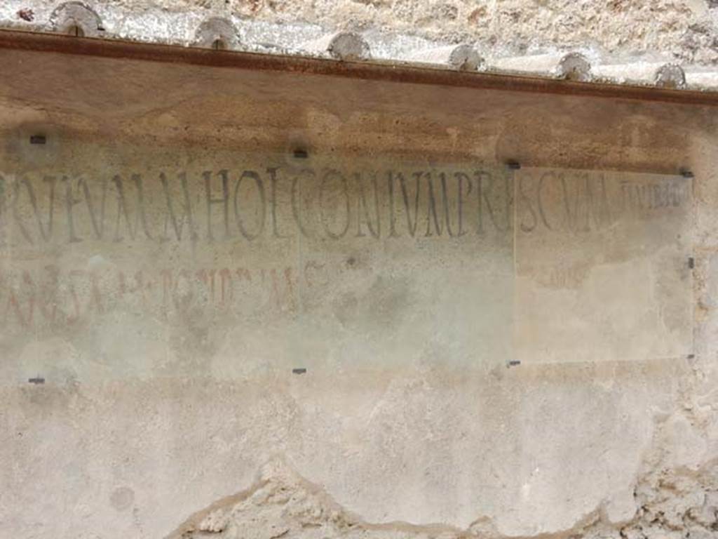 I.7.13 Pompeii. May 2017. Northern end of painted inscription found on south of entrance doorway.
Photo courtesy of Buzz Ferebee.
Painted Inscription supporting Caium Gavium Rufum and Marcum Holconium Priscum. [CIL IV 7242] 

These are recorded in CIL IV as 

C GAVIVM  RVFVM  M  HOLCONIVM  PRISCVM IIVIR  I  D  O  V  F
CVSPIVM  PANSAM  POPIDIVM  SECVNDVM  AEDILES D  R  P  O  V  F 
See Della Corte M., 1955. Corpus Inscriptionum Latinarum Vol. IV, Supp 3, Lieferung 1. Berlin: De Gruyter, p. 799.

According to Epigraphik-Datenbank Clauss/Slaby (See www.manfredclauss.de), this read as 

C(aium) Gavium Rufum M(arcum) Holconium Priscum IIvir(os) i(ure) d(icundo) o(ro) v(os) f(aciatis) 
Cuspium Pansam Popidium Secundum aediles d(ignum) r(ei) p(ublicae) o(ro) v(os) f(aciatis)         [CIL IV 7242]

Michael Binns has provided this translation:
I beg that you make Gaius Gavius Rufus and Marcus Holconius Priscus duumvirs for stating the law. 
I beg that you make Cuspius Pansa and Popidius Secundus aediles, (as they are) worthy of the city.         [CIL IV 7242]

