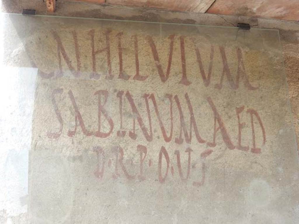 I.7.13 Pompeii and corner with I.7.14. May 2017. Painted inscription [CIL IV 7241] 
According to Epigraphik-Datenbank Clauss/Slaby (See www.manfredclauss.de), this read as -

Cn(aeum)  Helvium 
Sabinum  aed(ilem)  d(ignum)  r(ei)  p(ublicae)  o(ro)  v(os)  f(aciatis)       [CIL IV 7241]

This translates as -
Please give your vote for aedile C N Helvium Sabinum, worthy of filling public office.
