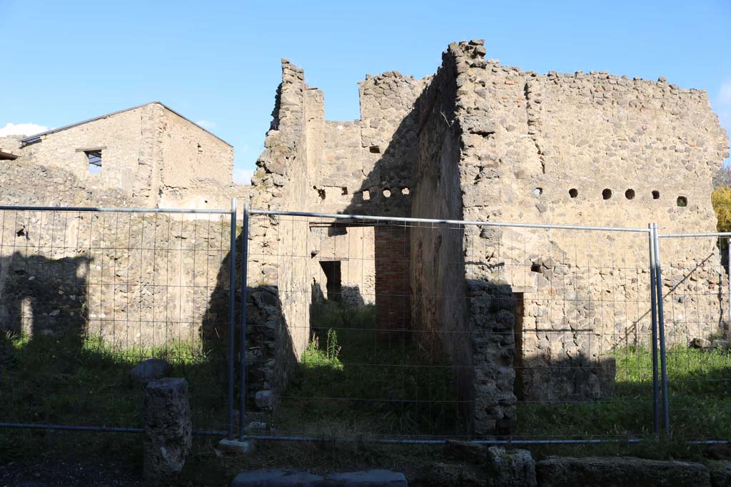 I.7.16, Pompeii, in centre. December 2018. Looking east on Vicolo di Paquius Proculus. Photo courtesy of Aude Durand.
