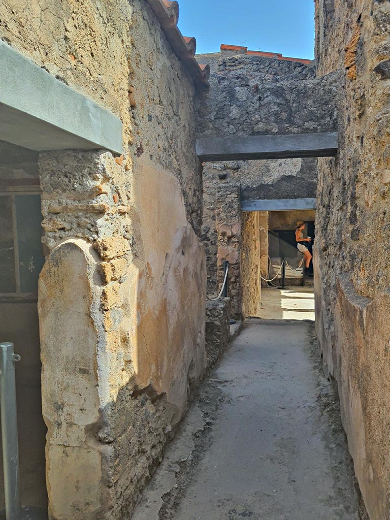 I.7.19 Pompeii. September 2024.
Looking east along corridor towards pseudoperistyle. Photo courtesy of Giuseppe Ciaramella.