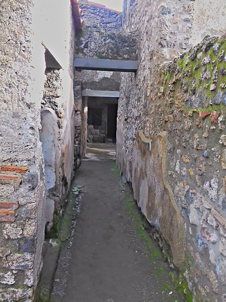 I.7.19 Pompeii. 2017/2018/2019. Looking east along corridor towards pseudoperistyle.
The doorway to the cubiculum is on the extreme left, and the doorway to the kitchen and small garden area is on the left of centre.
Photo courtesy of Giuseppe Ciaramella.